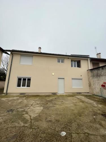 Cette grande maison blanche possède de nombreuses fenêtres. dans l'établissement Studio indépendant, à Bron