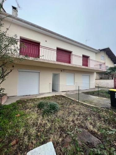 une maison avec 2 balcons sur le côté dans l'établissement Studio indépendant, à Bron