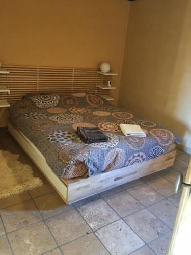 - une chambre dotée d'un grand lit avec un canapé-lit dans l'établissement Un « Time-out  » en couple, famille ou entre amis., à Laragne