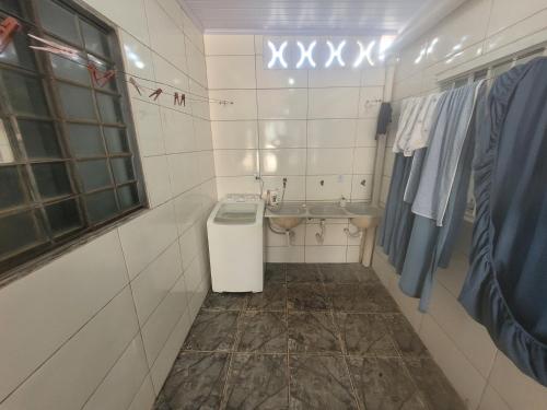 ein kleines Badezimmer mit Waschbecken und Toilette in der Unterkunft Hospedaria cmc unidade 03 Com Estacionamento in Riacho Fundo