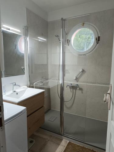 une salle de bain avec douche et lavabo dans l'établissement Les Terrasses Vénitiennes, à Martigues