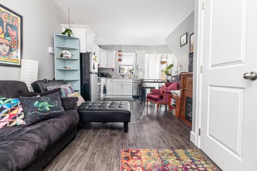 uma sala de estar com um sofá e uma cozinha em Mi Casa Su Casa, Heart of Downtown St. John's, 1 BDRM Apt with Backyard em St. John's