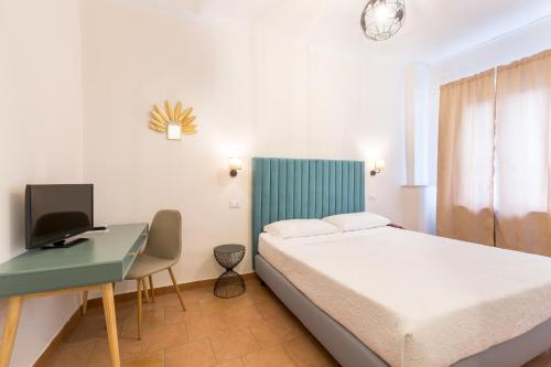 1 dormitorio con 1 cama y escritorio con ordenador en Hotel Castello, en Turín