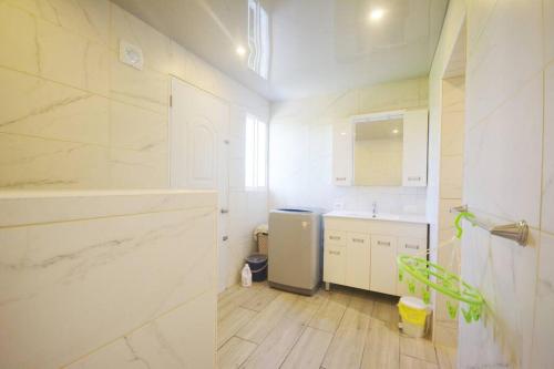 Et badeværelse på Proche de tout, joli appartement