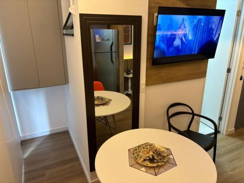 um pequeno quarto com uma mesa e uma televisão na parede em Studio São Paulo prox- PUC Allianz Park Esp Unimed 409WBE em São Paulo
