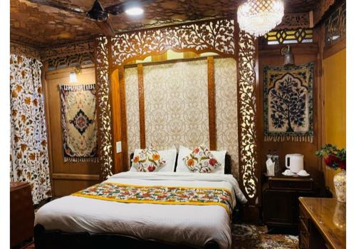um quarto com uma cama grande num quarto em Lakes Crown Group Of Houseboats em Srinagar