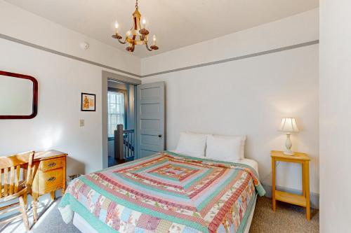 een slaapkamer met een bed, een tafel en een stoel bij Fort Casey Inn Cottage 8 in Coupeville