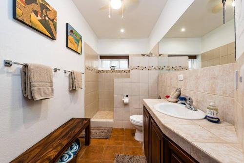 Phòng tắm tại Light & Breezy Beach Side Condo!