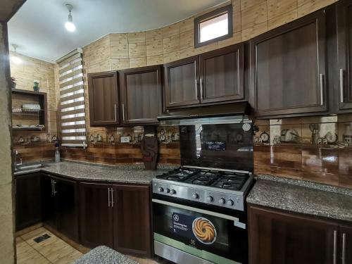uma cozinha com armários de madeira e um fogão em Top OverView Resort 