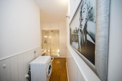 y baño con lavadora y secadora blancas. en Home Sweet Home en Milán