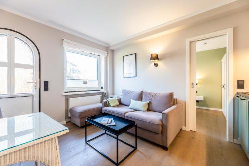 a living room with a couch and a table at Appartement Hamburg in Westerland