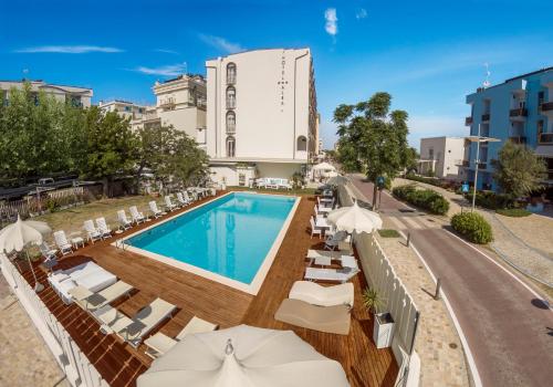 Bazén v ubytování Hotel Alba nebo v jeho okolí