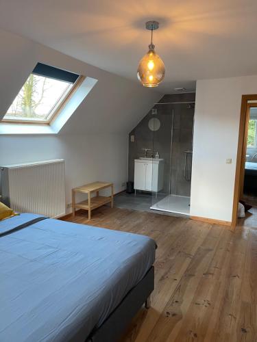 ein Schlafzimmer mit einem Bett und einer Dusche darin in der Unterkunft mooie vakantiewoning nabij Brugge in Damme