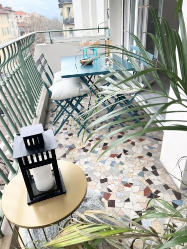 - un balcon avec une table et un sol en verre dans l'établissement MJ-SELECT - Gambetta 4 pers Terrace CLIM, à Nice