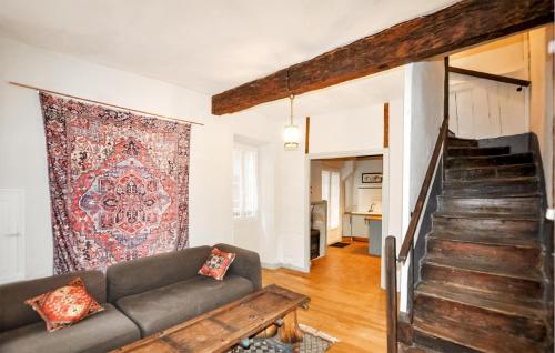 un salon avec un canapé et un tapis dans l'établissement 4 Bedroom Lovely Home In Chalabre, à Chalabre