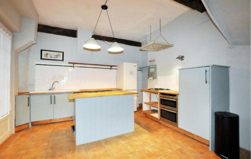 une grande cuisine avec des placards blancs et un comptoir dans l'établissement 4 Bedroom Lovely Home In Chalabre, à Chalabre