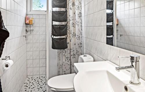 Et badeværelse på Stunning Home In Stubbekbing With Kitchen