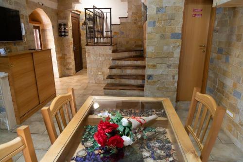 ein Zimmer mit einem Glastisch mit Blumen darin in der Unterkunft B&B Al Castello in Grottaglie