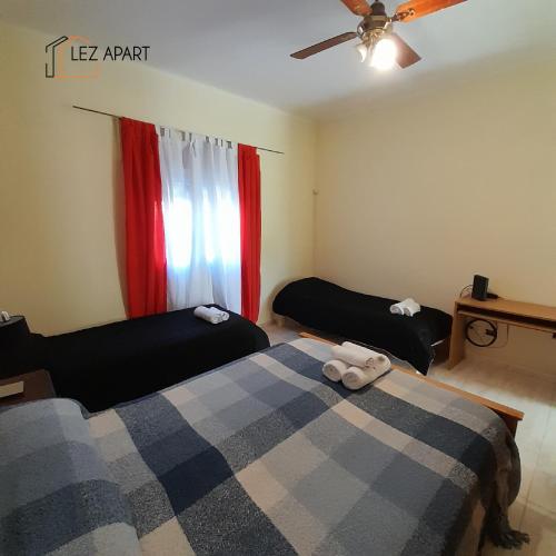 a bedroom with two beds and a window at Apart Dalia, Casa con asador in Río Cuarto