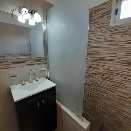 a bathroom with a sink and a mirror at Apart Dalia, Casa con asador in Río Cuarto