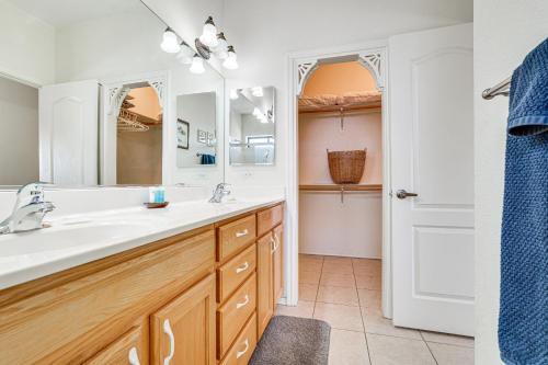 La salle de bains est pourvue d'un lavabo et d'un miroir. dans l'établissement Lake Havasu City Duplex about 1 Mi to London Bridge!, à Lake Havasu City