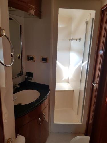 Φωτογραφία από το άλμπουμ του Top Luxury Exclusive Fully air conditioned 3bdr Yacht στο Εϊλάτ