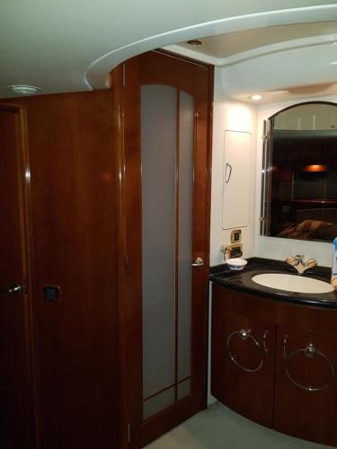 Η κουζίνα ή μικρή κουζίνα στο Top Luxury Exclusive Fully air conditioned 3bdr Yacht