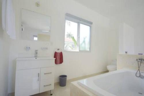 Ένα μπάνιο στο Villa avec piscine en résidence