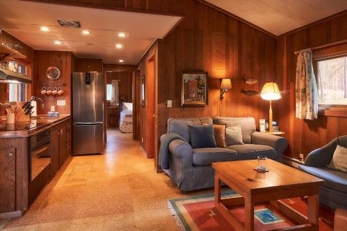 ein Wohnzimmer mit einem Sofa und einem Kühlschrank in der Unterkunft House on Metolius in Camp Sherman
