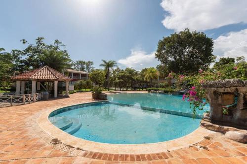 璜多里奧的住宿－Lugar encantador con piscina, Juan Dolio.，庭院内的大型游泳池,设有凉亭