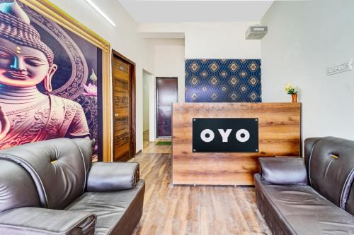 una habitación con dos sofás y un cartel que diga omega en OYO Flagship Hotel Blue Moon en Patna