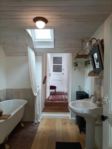 une salle de bain avec une baignoire et un lavabo dans l'établissement Château d'Arfeuilles Chambres et tables d'hôtes, à Arfeuilles