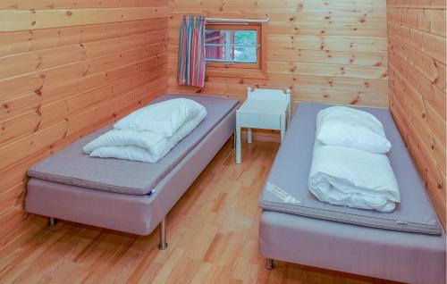2 lits dans une cabine avec une table et une fenêtre dans l'établissement Stunning Apartment In Sjernary With House Sea View, à Sjernarøy