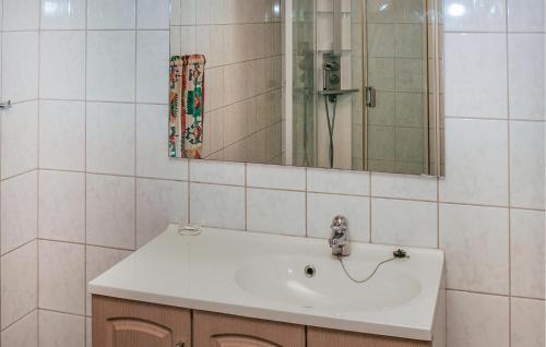 La salle de bains est pourvue d'un lavabo et d'un miroir. dans l'établissement Stunning Apartment In Sjernary With House Sea View, à Sjernarøy