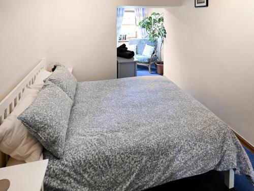 - une chambre avec un lit et une couette grise dans l'établissement Hirta, à Plockton