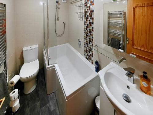 La salle de bains est pourvue d'une baignoire, de toilettes et d'un lavabo. dans l'établissement Hirta, à Plockton