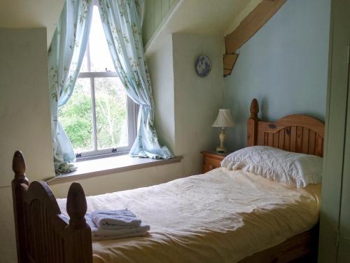 a bedroom with a bed and a window at Sunnyhill in Brigsteer