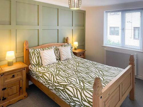 1 dormitorio con 1 cama grande y 2 mesitas de noche en Lambs Gate, en Stoke Gabriel