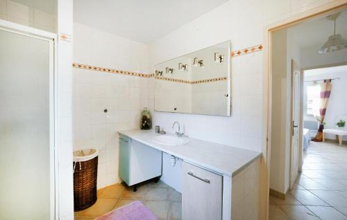 Ванная комната в Nice Home In Bordezac With Outdoor Swimming Pool
