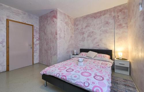 a pink bedroom with a bed and two night stands at Lovely Home In Vinogradi Ludbreski in Ludbreg