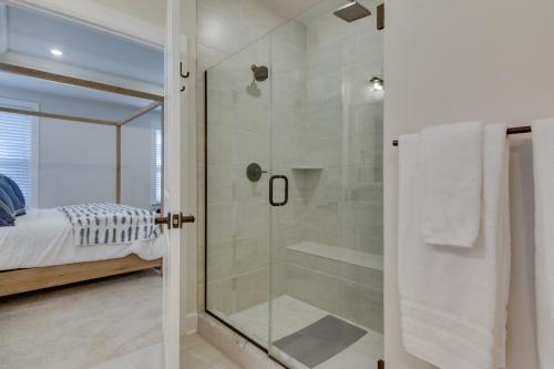 Baño con ducha a ras de suelo junto a una cama en Luxe Rehoboth Beach House with Community Pool and Gym!, en Rehoboth Beach