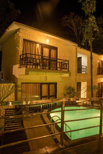 Bazén v ubytování Citrus Prime Kanha Resort and Villas nebo v jeho okolí