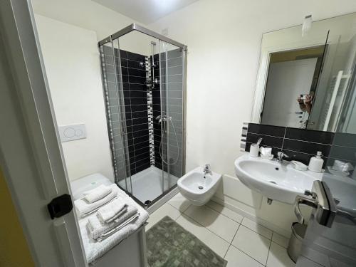 een witte badkamer met een wastafel en een douche bij Villa Archi in Faenza