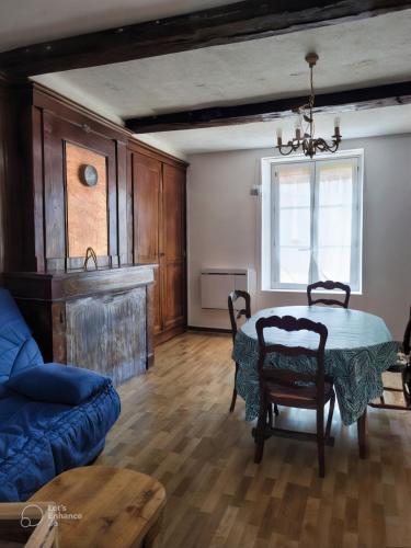 un salon avec une table et un canapé dans l'établissement Appartement 5 pièces à 15 minutes du lac du Der, à Wassy