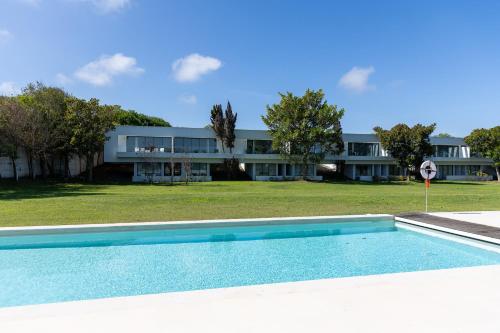 an empty swimming pool in front of a building at Bom Sucesso Resort in Vau