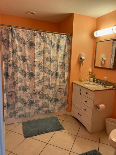 łazienka z umywalką i zasłoną prysznicową w obiekcie Unit #302-2br2ba-3rd Floor Ocean Views w mieście Wildwood