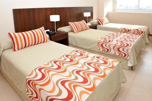 um quarto de hotel com duas camas num quarto em Hotel Intersur San Telmo em Buenos Aires