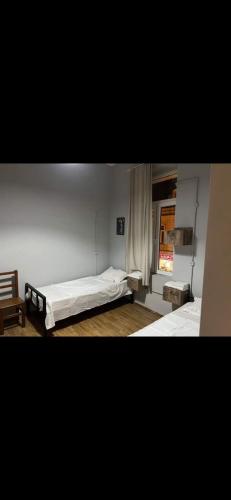1 Schlafzimmer mit 2 Betten und einem Fenster in der Unterkunft hostel the moon in Tbilisi City