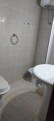 bagno con servizi igienici e lavandino di Appartamento Gianna ad Alghero