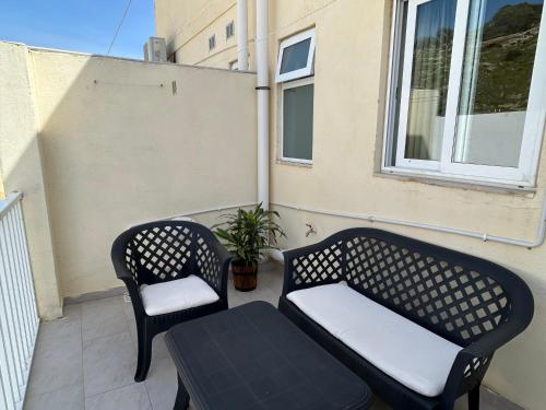 Balcone o terrazza di Arzella Apartments Xlendi Stylish Stay Near Beach Local Eats